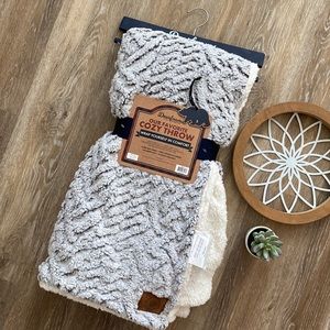 NWT Dearfoams Grey Reversible Sherpa Throw, 50 in x 60 in